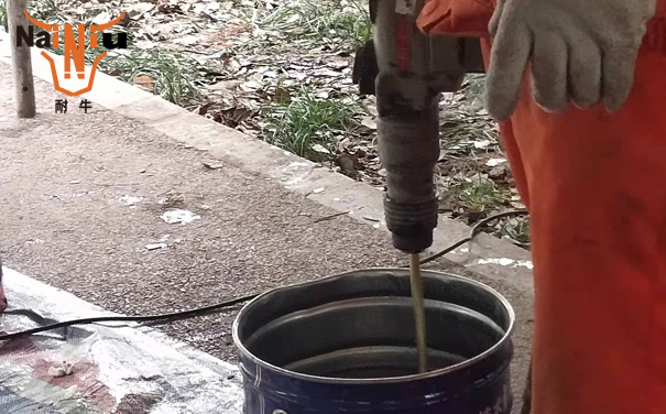 瓷砖背胶为什么有水斑？？？？？？？