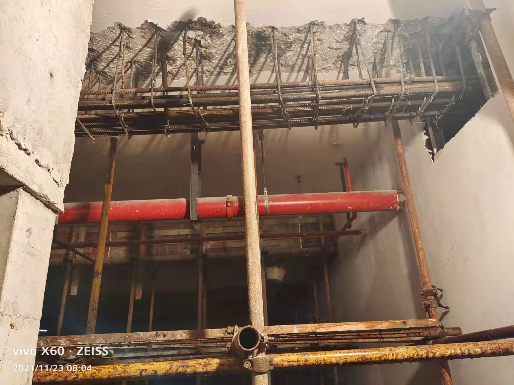 钢筋锈蚀后，，，，，，混凝土结构性能或许会被裂化和破损